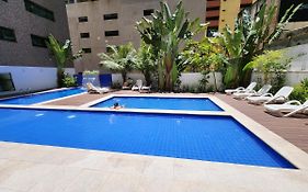 Lindo Flat Capitania Varam , WI FI , 2 aparelhos de ar condicionado , serviço de praia , enorme sacada com vista ao mar e telas de proteção para as crianças , 3 piscinas